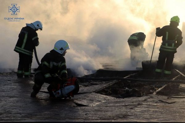 Под Киевом загорелся склад, пожар тушили несколько часов