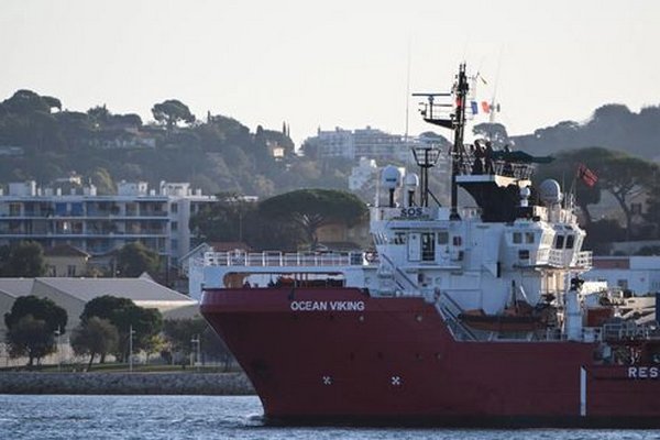 Франция приняла корабль с мигрантами из-за скандала с Италией