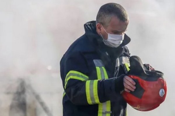 В Киеве произошел пожар в многоэтажке: рядом с домом обнаружили тело женщины