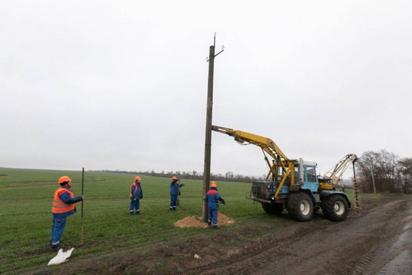 В Запорожской области строят новую линию электропередач, разрушенную вражескими обстрелами