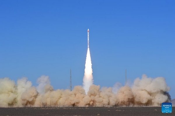 Китай запустил ракету-носитель, которая вывела в космос пять спутников