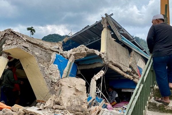 Число погибших в результате землетрясения в Индонезии выросло до 268 человек, большинство из них дети