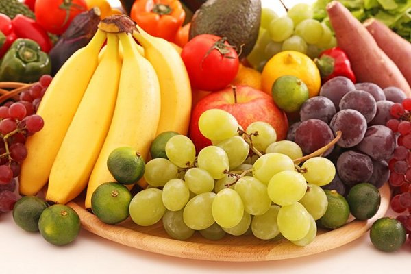 Супермаркеты изменили цены на фрукты с началом зимы: сколько стоят яблоки, бананы, виноград и мандарины