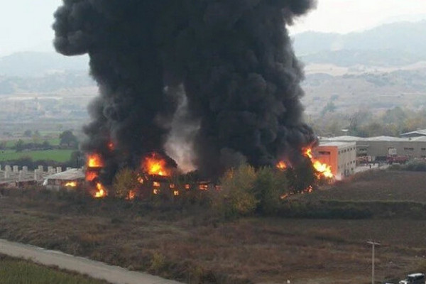 В Турции вспыхнул пожар на химзаводе
