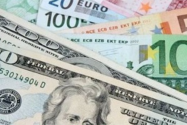 Еще один белорусский банк приостанавливает переводы в евро и долларах