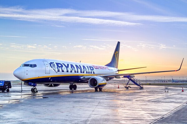 Самолет Ryanair сел в Афинах в сопровождении F-16 после сообщения о бомбе