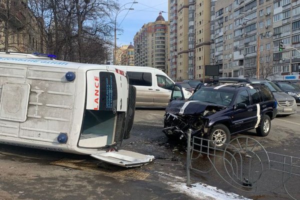 В центре Киева в ДТП попала скорая, которая везла младенца