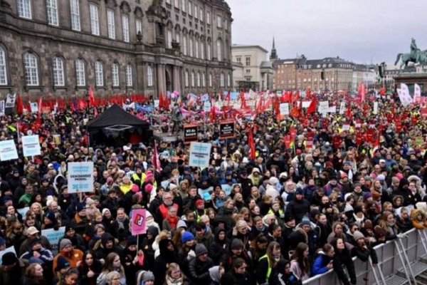 Тысячи жителей Дании вышли на протест против отмены государственных праздников