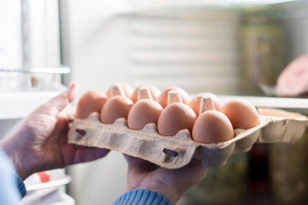 Почему сырые яйца на самом деле не рекомендуется хранить в холодильнике