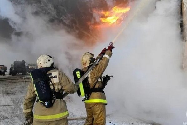 В российском Магадане – масштабный пожар, сгорела грузовая техника