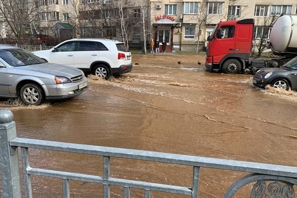 В Киеве возобновили движение по улице, затопленной из-за прорыва трубы