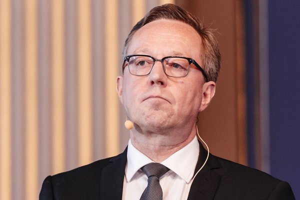 Министр экономики Финляндии отрицает, что был пьян на работе