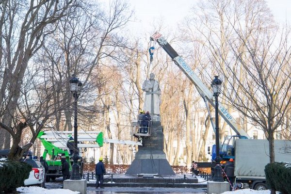 Около 70% киевлян поддерживают решение власти демонтировать советские памятники, - опрос