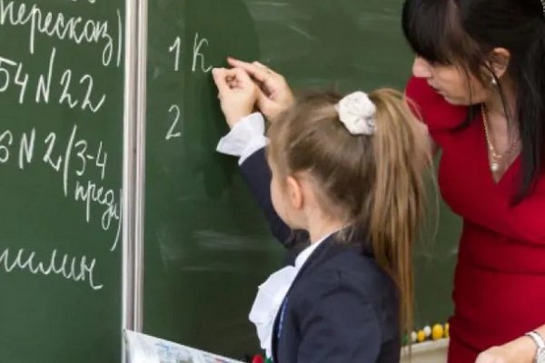 Украинским педагогам обещают рост зарплат: в чем подвох