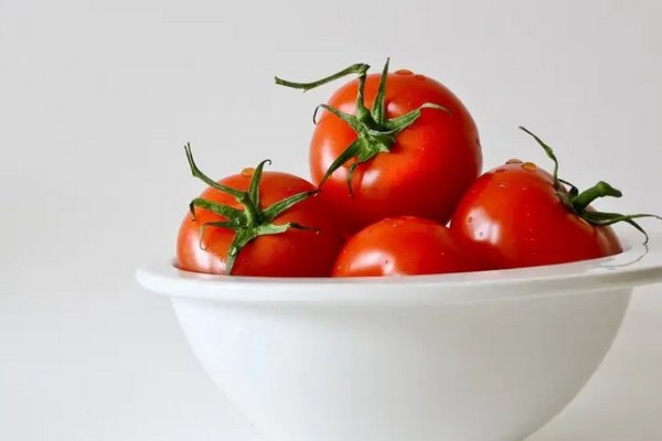 Полейте помидоры этим раствором и растения станут сильными и плодородными