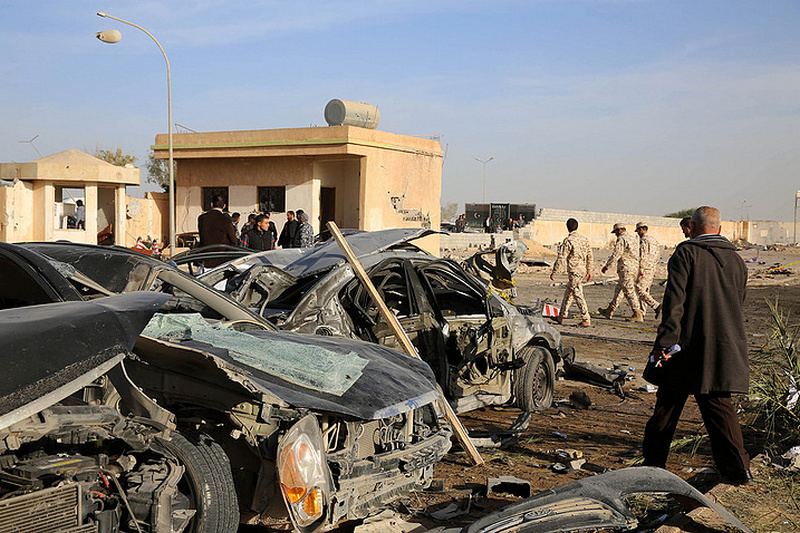 В Ливии у мечети взорвали два авто, множество погибших