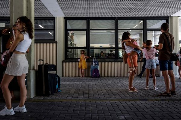 Испания предлагает европейским странам принять детей из Украины на летние каникулы