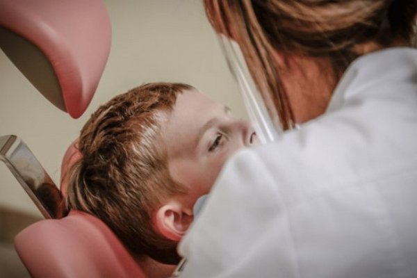 Родители были не против: стоматолога, которая избивала детей в Ровно, не накажут