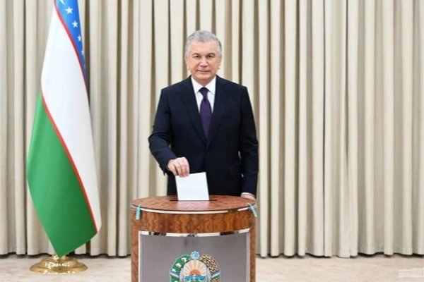 Референдум в Узбекистане: действующий президент сможет остаться у власти до 2040 года