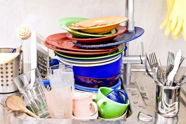 Почему нельзя оставлять на ночь посуду грязной: поверья и приметы