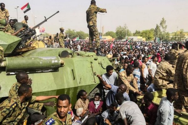 В Судане согласовали временное перемирие, но бои не стихают