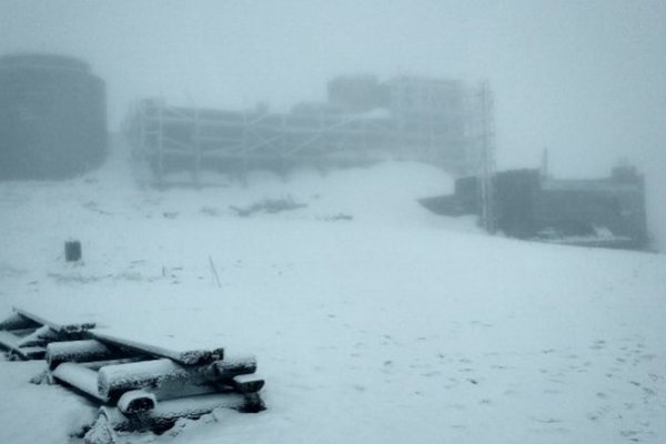 Настоящая зима: гору Поп Иван в Карпатах укрыло снегом