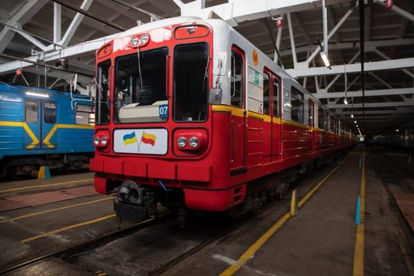 Варшава передала Киеву первые 6 вагонов метро