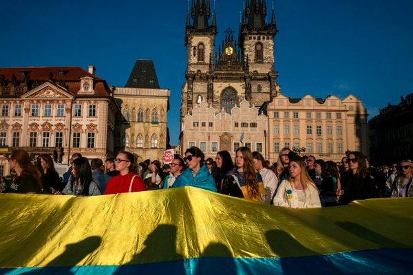 Как изменилось отношение к украинцам в Чехии спустя год войны: опрос