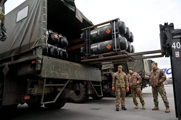 Украина получит от Японии грузовики, пайки и не только: детали