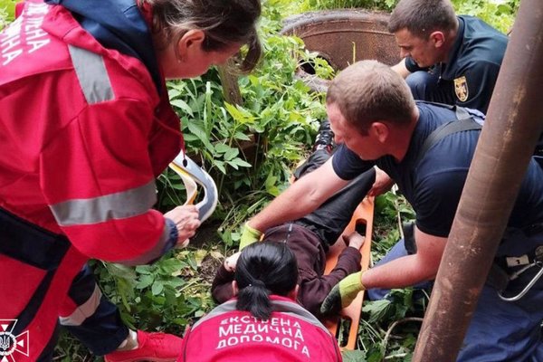 В Черновицкой области ребенок упал в канализационный колодец на глубину 9 метров