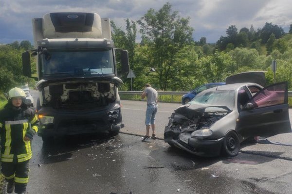 На Ивано-Франковщине столкнулись грузовик и легковушка: пять человек пострадали, двое из них - дети