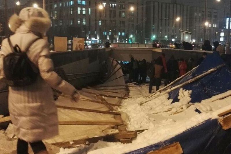 В Москве на входе в метро обвалились строительные конструкции и привалили людей