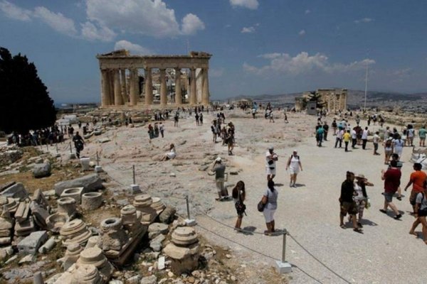 В Греции из-за сильной жары временно закрыли Акрополь