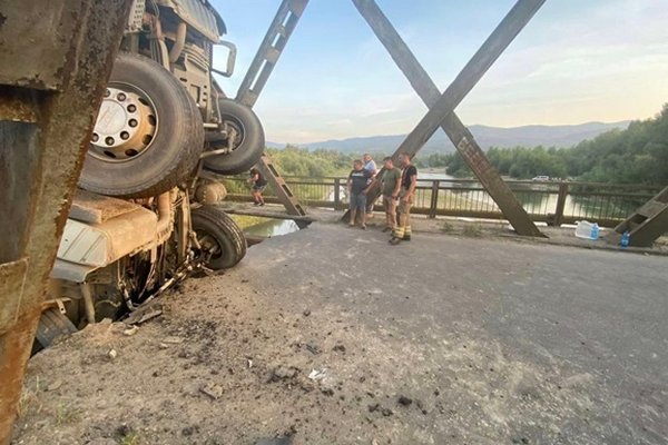 Обвал в Закарпатье: мост капитально не ремонтировали 66 лет