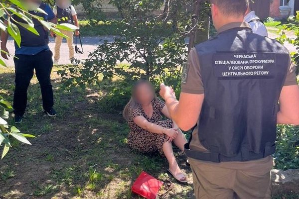В Черкасской области задержали работницу ТЦК, которая обещала военнообязанному помочь уклониться от призыва и уехать за границу