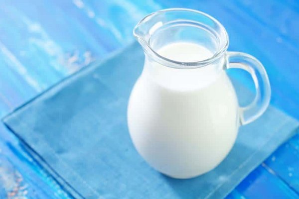 Дерматолог рассказала, как молоко может помочь омолодить кожу
