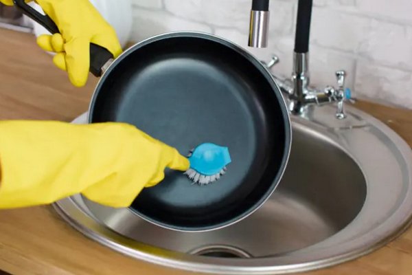 Одним взмахом руки: как легко отмыть сковороду от жира