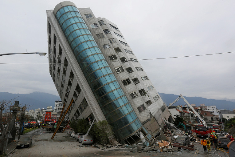 Землетрясение в Тайване привело к разрушению отеля: есть жертвы