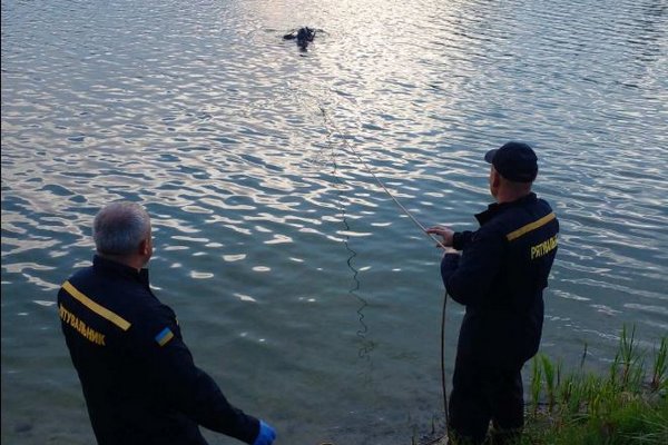 В Киеве из озера достали тело женщины