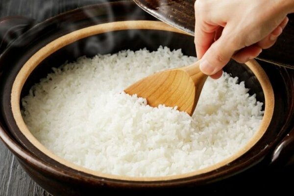 Рис получится вкуснее, если варить его не на воде: полезный лайфхак от опытных хозяек