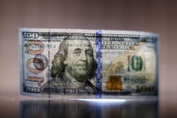 Доллар падает уже неделю: Нацбанк установил курс на 2 ноября