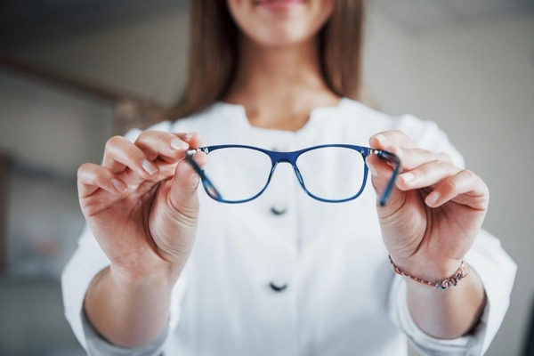 Вибір окулярів для корекції зору: чому варто довірити це завдання професіоналу