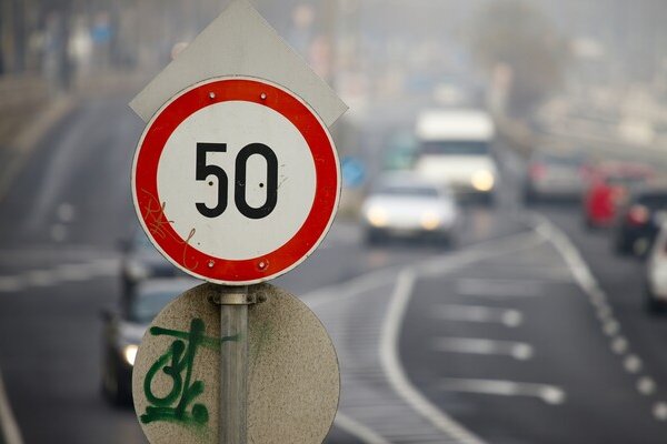 С сегодняшнего дня в Киеве запрещено ездить быстрее 50 км/ч