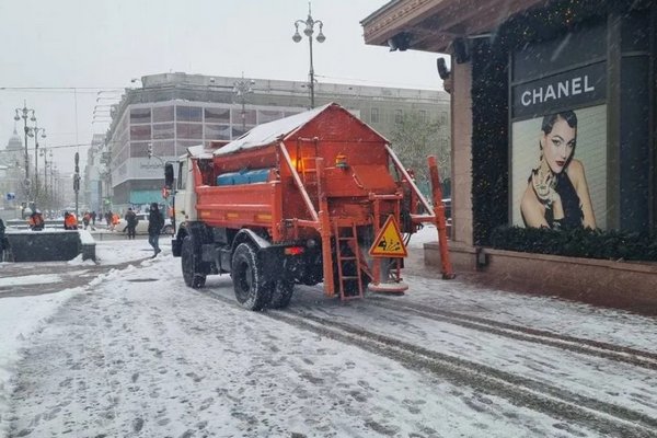 Киев засыпало снегом, продолжается уборка улиц