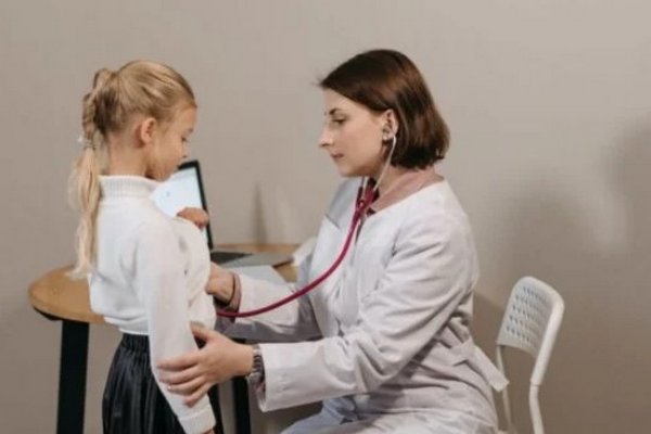 На медосмотр без родителей: юрист рассказала, может ли врач осмотреть ребенка
