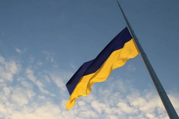 В Киеве ветер повредил самый большой флаг страны, его заменят на новый - КГГА