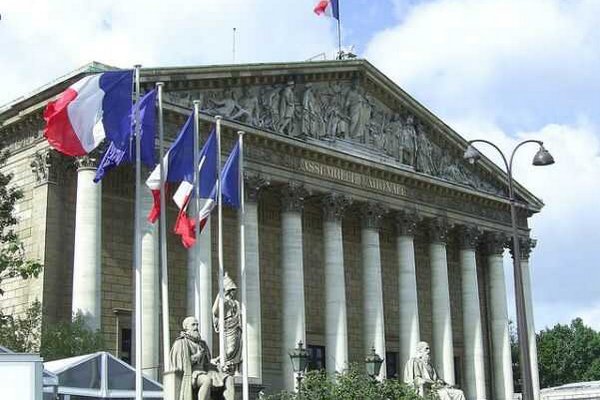 В правительстве Франции начинают искать компромисс с правыми по закону об иммиграции