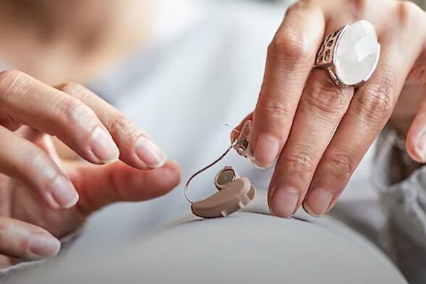 Неожиданное открытие: как слуховые аппараты могут быть ключом к долголетию