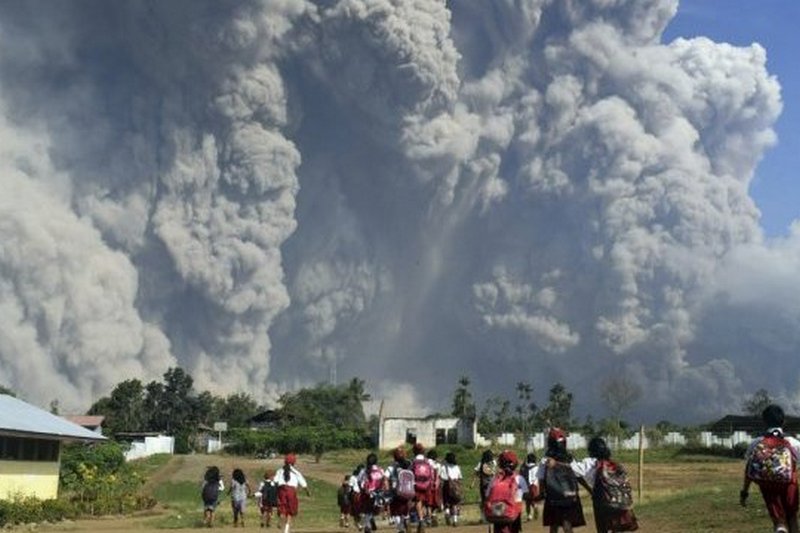 В Индонезии проснулся вулкан Синабунг: объявили наивысший уровень опасности