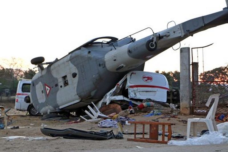 В Мексике военный вертолет упал на автофургоны: погибли 13 человек